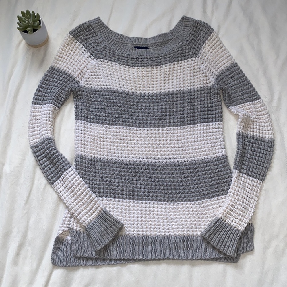 American Eagle White and Gray Striped Gray Jegging Sweater